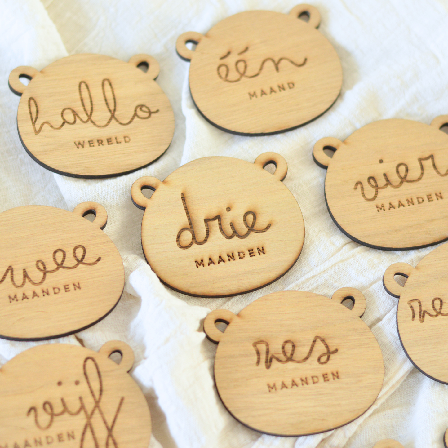 Bear Milestone Set | Wooden Baby Milestone Cards | Laser Engraved | 0–12 Months | Hallo Wereld