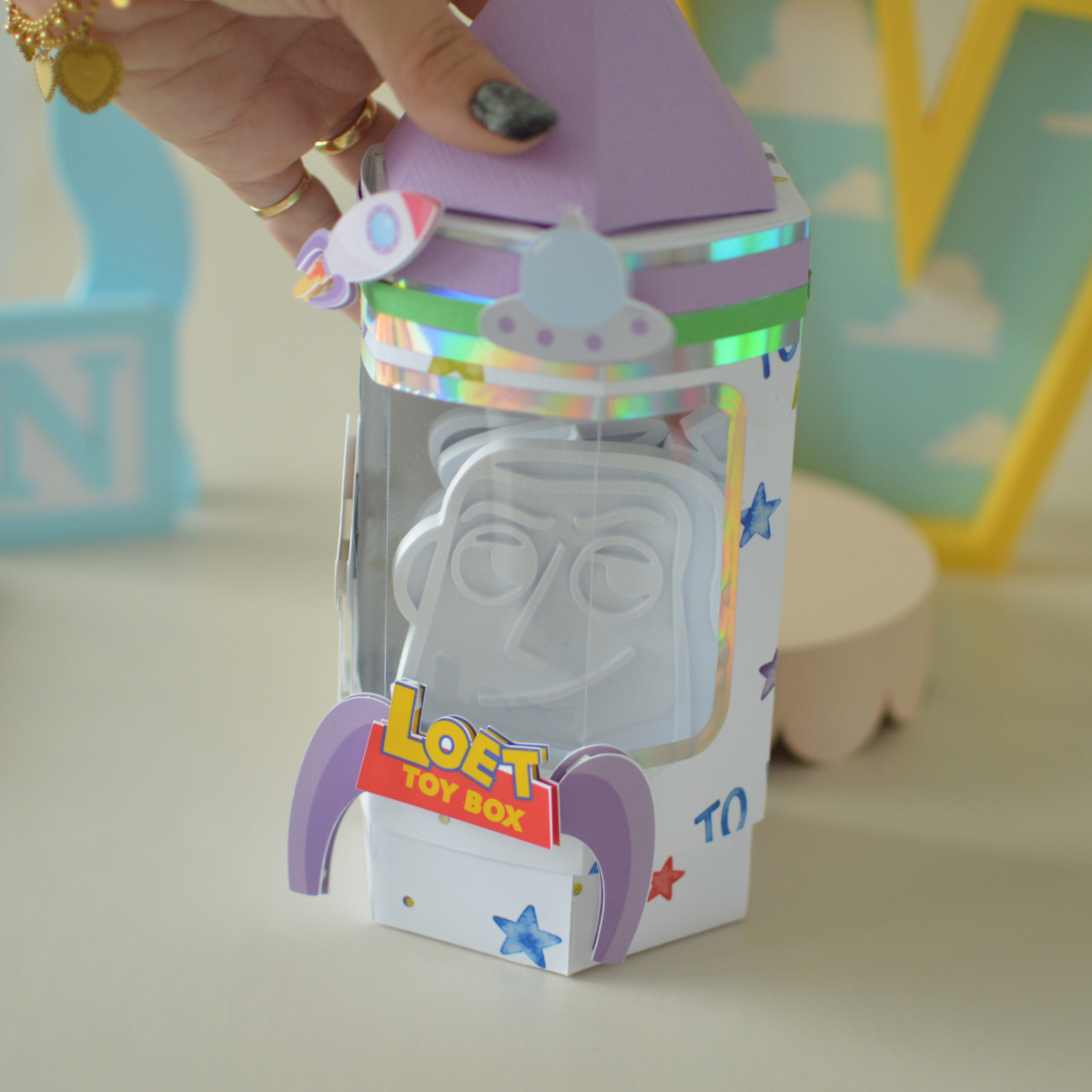 Closing the lid of the filled activity box