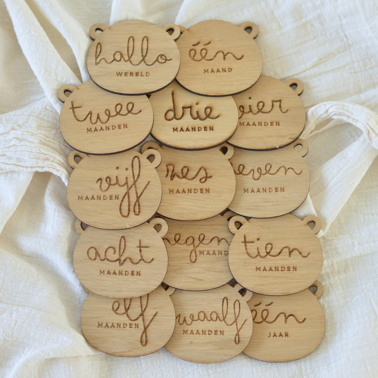 Bear milestone set complete — 13 wooden laser engraved pieces hallo wereld to één jaar, Oh Happy Co. NL