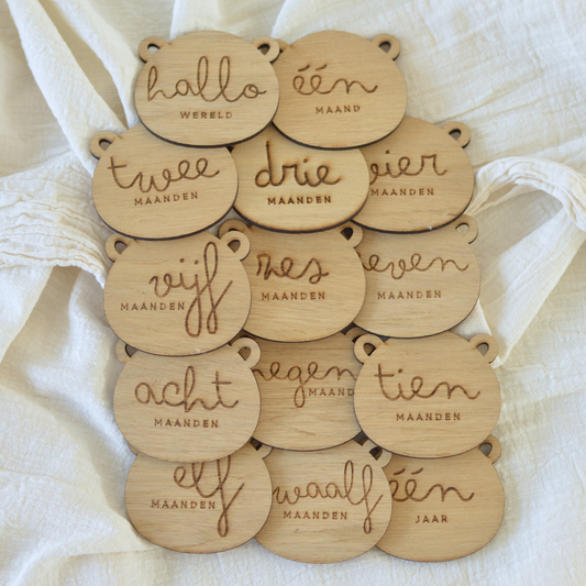 Bear milestone set complete — 13 wooden laser engraved pieces hallo wereld to één jaar, Oh Happy Co. NL