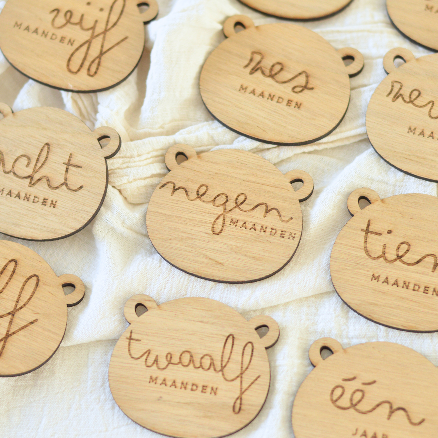 Bear Milestone Set | Wooden Baby Milestone Cards | Laser Engraved | 0–12 Months | Hallo Wereld